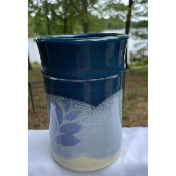 Pottery Vase Utensils Leaf Motif in Blues 6.5" Tall Clay Floral Signed TR? - Picture 3 of 12